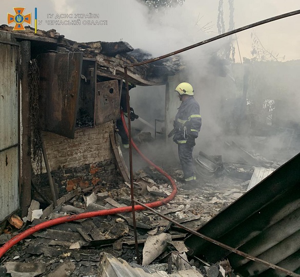 Необережність та замикання електромережі: черкаські рятувальники ліквідували дві пожежі
