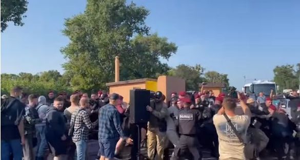 Під час виступу Зеленського на Черкащині сталася бійка поліції із активістами (ВІДЕО)