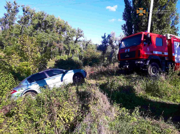 На Черкащині автомобіль з'їхав у ставок (ФОТО)