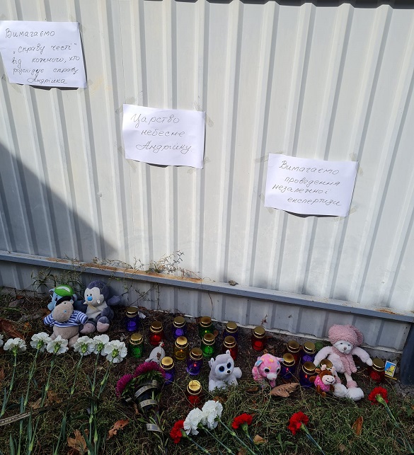 Під двір родини, в якій загинув семирічний хлопчик із Черкас, люди зносять іграшки та свічки (ФОТО)