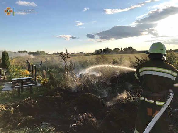 За добу рятувальники двічі гасили пожежі сухої трави та сміття