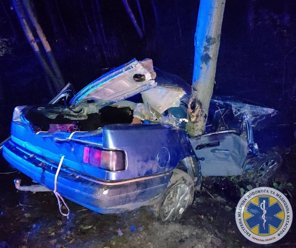 Автомобіль врізався у дерево: на Черкащині у ДТП загинула людина (ФОТО)