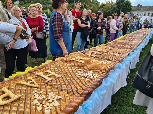 Найбільший в Україні яблучний пиріг спекли в Черкасах (ФОТО)