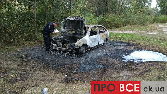 Автомобіль, в якому, ймовірно, їхали учасники ранкової стрілянини в Черкасах, згорів (ФОТО, ВІДЕО)