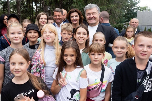 Як Порошенко, Сущенко та Бондаренко школярам екскурсію в зоопарку проводили 