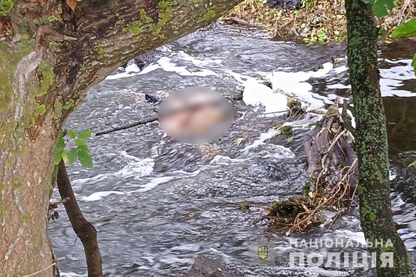 Наступила ногою на горло та придушила: у річці на Черкащині знайшли мертвого чоловіка