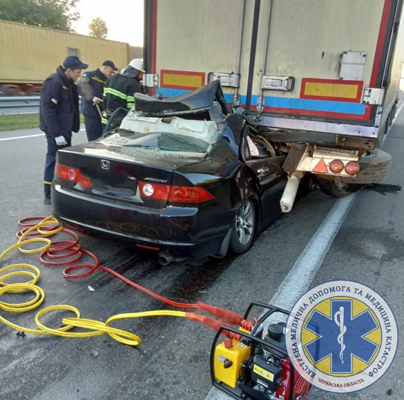 ДТП на Черкащині: під вантажівку заїхав легковик, водія довелось деблокувати (ФОТО)