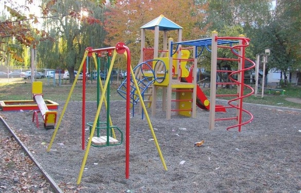Без реконструкції майже 50 років: у Черкасах просять замінити старі ігрові майданчики для дітей
