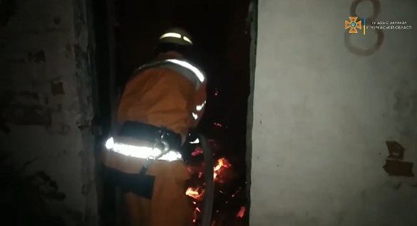 На Черкащині рятувальники понад три години гасили пожежу будівлі
