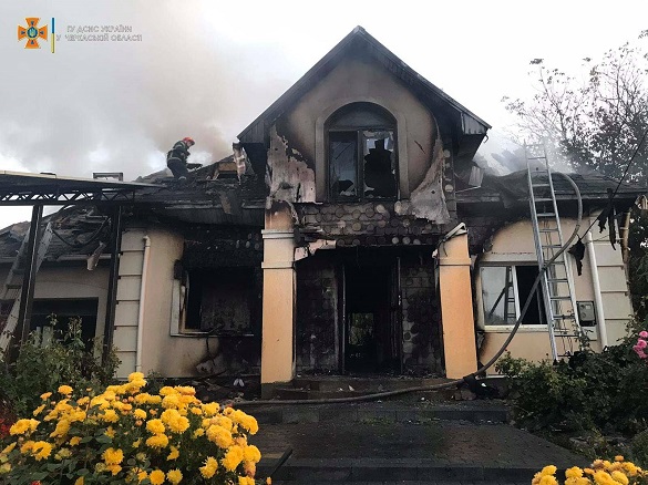 Пожежу житлового будинку гасили рятувальники на Черкащині (ФОТО)