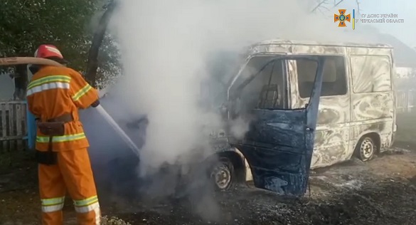 У Черкаській області під час стоянки загорівся автомобіль (ФОТО)