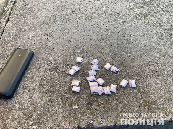 У Черкасах на бульварі Шевченка затримали чоловіка, який продавав наркотики (ФОТО)