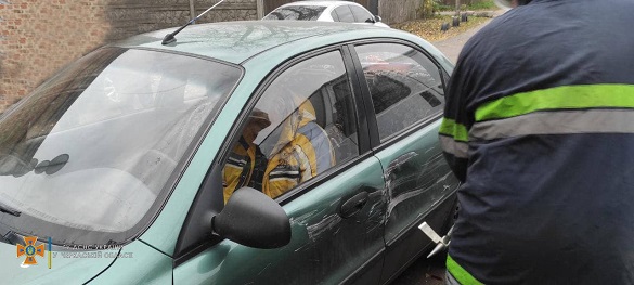 На Черкащині рятувальники деблокували з авто загиблого водія