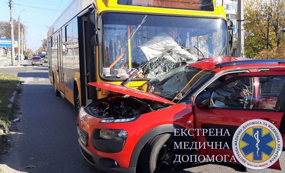 У середмісті Черкас зіштовхнулися тролейбус та автомобіль: двоє людей постраждало (ФОТО)