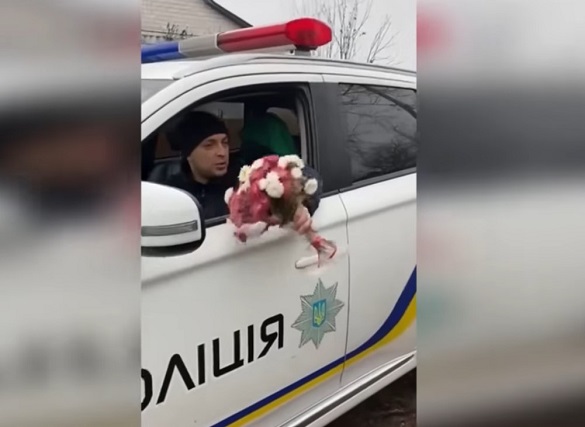 Черкащанка подарувала квіти поліцейському, який 