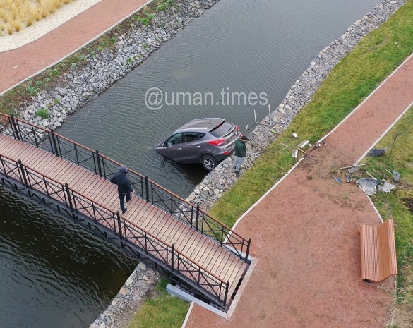 Прогрівав транспорт: на Черкащині автомобіль в'їхав до каналу з водою (ФОТО)
