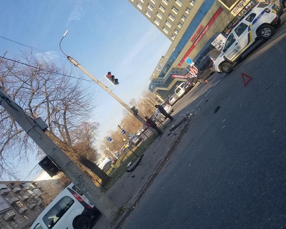 Два автомобілі зіштовхнулися в Черкасах: постраждалого госпіталізували (ФОТО)