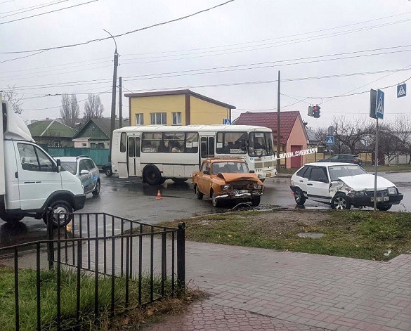 У Черкасах сталася аварія: не розминулись два автомобілі (ФОТО)