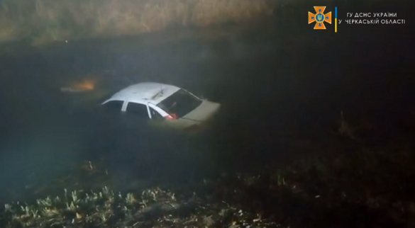 На Черкащині рятувальники з річки витягли автомобіль (ВІДЕО)