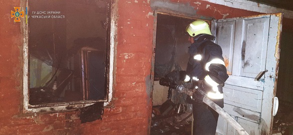 У Черкаській області рятувальники двічі ліквідували пожежі в житловому секторі