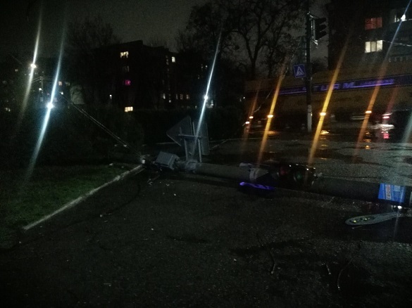 Негода наробила шкоди: в Смілі впав стовп зі світлофором (ФОТО)
