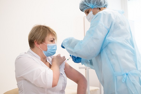 Обов'язкова вакцинація проти COVID-19: МОЗ розширило перелік професій