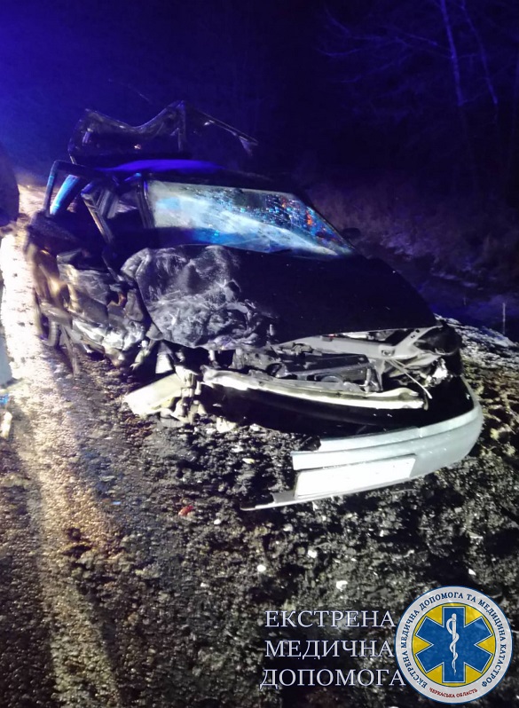 Водій загинув, а пасажир у лікарні: на Смілянщині не розминулись два автомобілі (ФОТО)