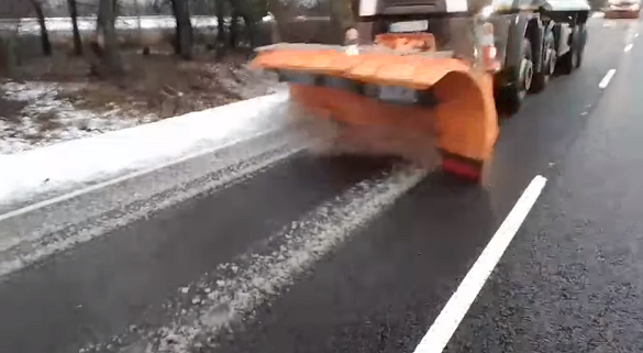 Мокрий сніг та ожеледиця: як на Черкащині цієї доби очищали дороги (ВІДЕО)