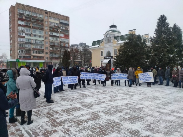 Біля Черкаської міськради із плакатами мітингують працівники водоканалу (ФОТО)
