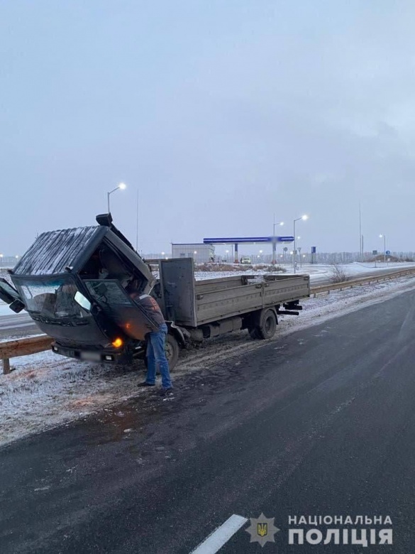 На автодорозі Уманщини водій не міг завести вантажівку через мороз