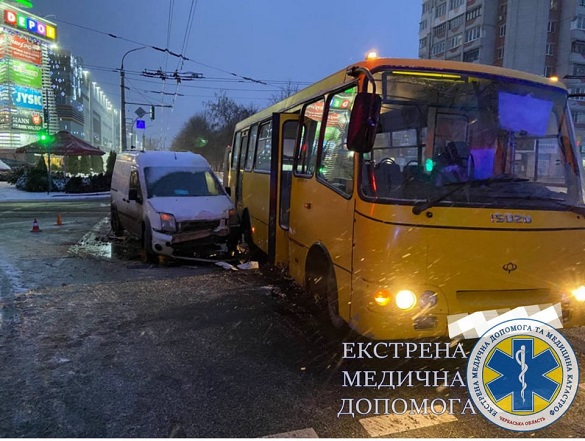 У Черкасах зіштовхнулися автобус та маршрутка: постраждали двоє, серед них - неповнолітня
