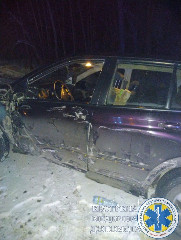 На виїзді з Черкас сталася аварія: водій не впорався з керуванням (ФОТО)