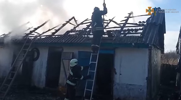 Через замикання електромережі в Черкаській області сталася пожежа