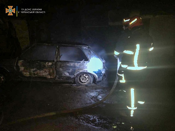Вночі в Умані підпалили легковик (ФОТО)