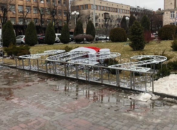У Черкасах впала новорічна інсталяція (ФОТО)