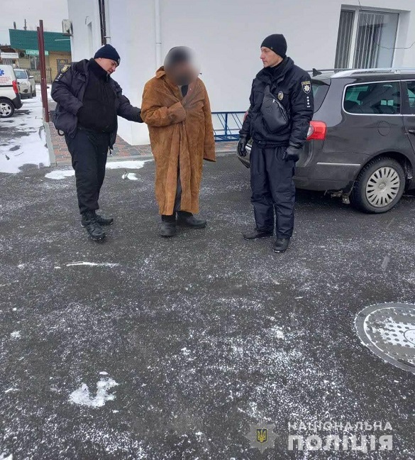 Нагодував їжею та знайшов теплий одяг: на Черкащині поліцейський допоміг чоловікові