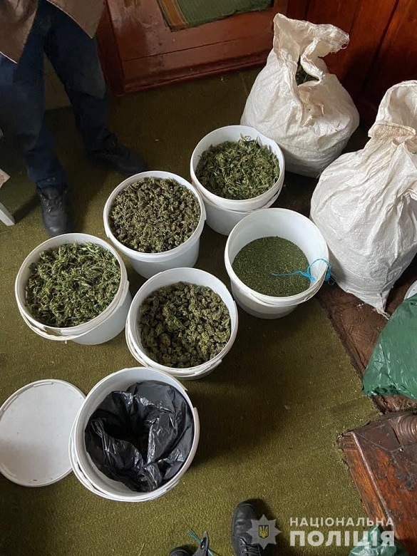 На Черкащині в чоловіка під сходами знайшли наркотики (ФОТО)