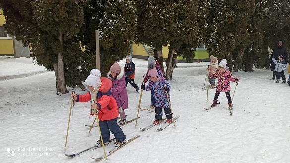 У черкаському садочку дітей навчають кататися на лижах