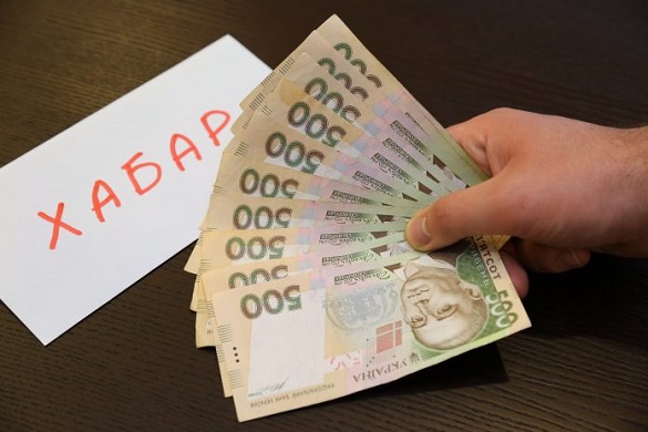 300 доларів США: черкаського поліцейського судитимуть за отримання хабара