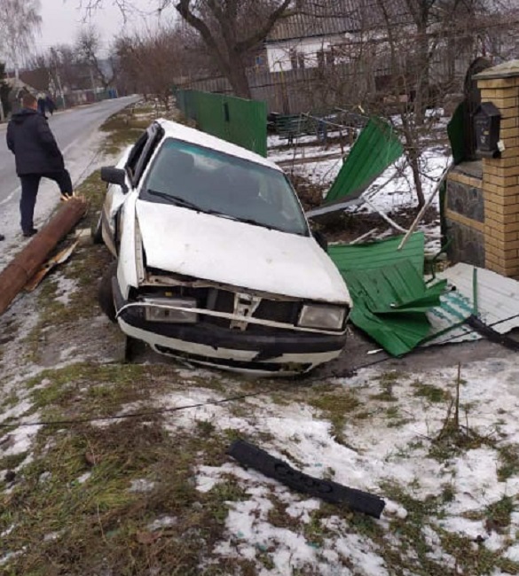 На Черкащині водій збив телефонну опору та розтрощив людям паркан