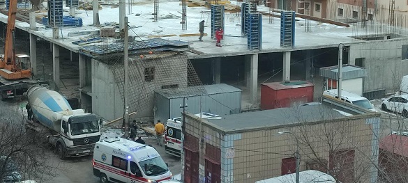 У Черкасах на будівництві впала конструкція: є постраждалі (ФОТО, ВІДЕО)