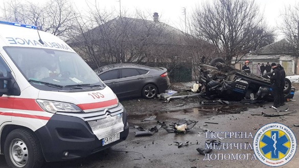У Черкасах під час аварії перекинувся автомобіль: водія госпіталізували