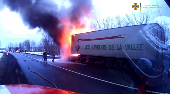 На Черкащині під час руху загорілася вантажівка (ВІДЕО)
