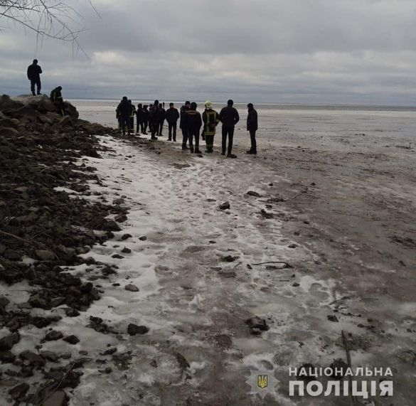 На Черкащині від берега відірвалась крижина, на якій були 70 рибалок