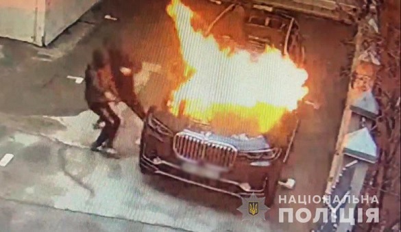 У Черкасах затримали трьох зловмисників, які підпалили в столиці автомобіль (ФОТО, ВІДЕО)