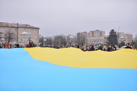 День єднання: в центрі Черкас розгорнули величезний прапор (ФОТО) 