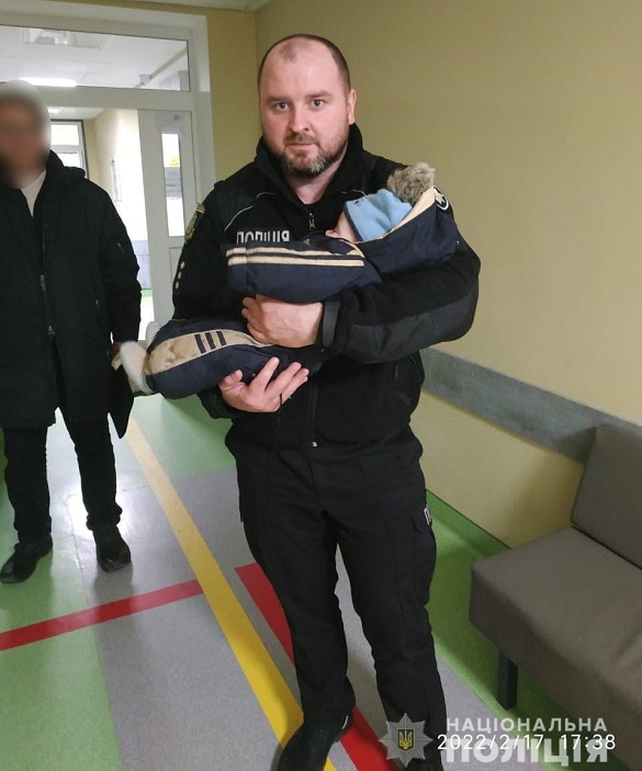 Лежало біля розпеченої груби: на Черкащині правоохоронець врятував немовля (ФОТО)