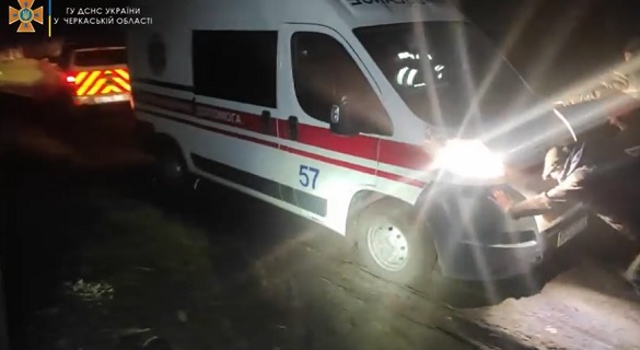 На Черкащині карета швидкої допомоги застрягла на дорозі (ВІДЕО)