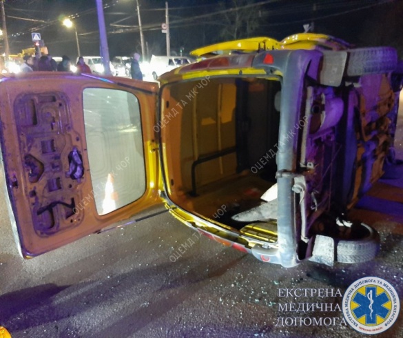 Аварія із перекинутою автівкою у Черкасах: потерпілий у важкому стані (ФОТО)