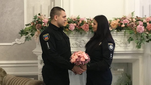 Кохання під час війни: в Черкасах одружилася пара патрульних поліцейських 